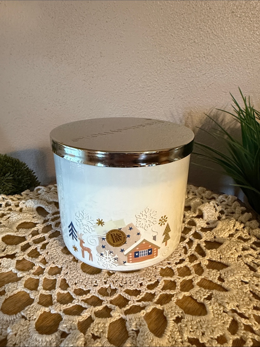 Bath & Body Works Christmas Road Trip Candle — White & Silver - Picture 2 of 4
